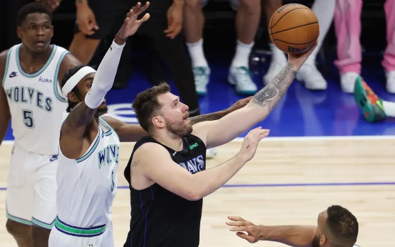 东契奇三分绝杀32+10+13 华子低级失误 独行侠逆转2-0森林狼 东契奇三分绝杀32+10+13 华子低级失误 独行侠逆转2-0森林狼