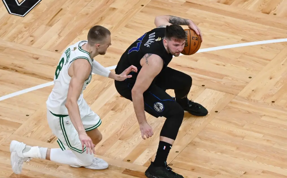 波津复出成奇兵东契奇带伤30+10 绿军轻取独行侠夺开门红 波津复出成奇兵东契奇带伤30+10 绿军轻取独行侠夺开门红