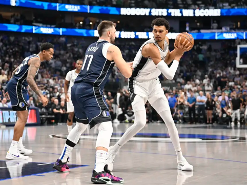 东契奇28+10+8克莱22分 文班低迷独行侠轻取马刺 东契奇28+10+8克莱22分 文班低迷独行侠轻取马刺