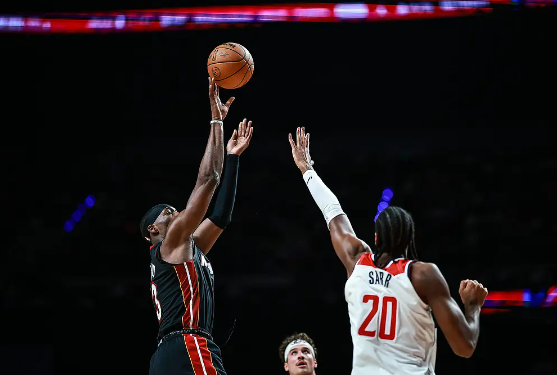 阿德巴约32+14 巴特勒18+8 普尔21分 热火大胜奇才