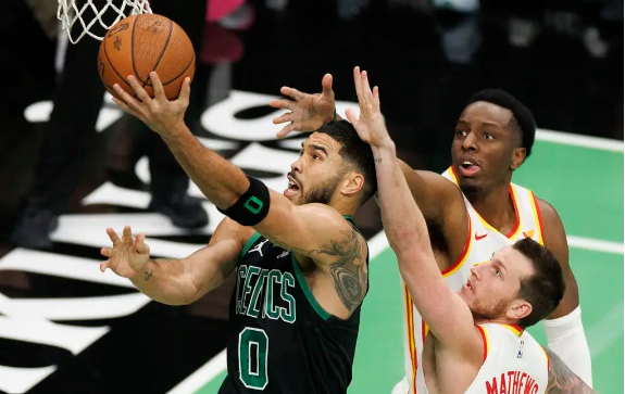 特雷杨缺阵 丹尼尔斯28+6断 布朗失绝杀 奥孔武补篮绝杀绿军 特雷杨缺阵 丹尼尔斯28+6断 布朗失绝杀 奥孔武补篮绝杀绿军