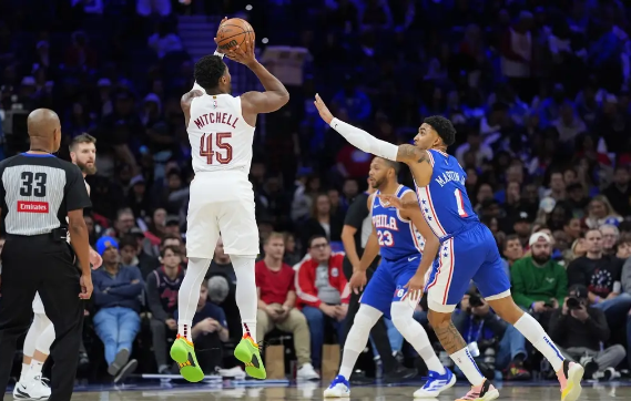 米切尔准三双 加兰25+6 麦凯恩34+10 骑士擒残阵76人迎13连胜 米切尔准三双 加兰25+6 麦凯恩34+10 骑士擒残阵76人迎13连胜