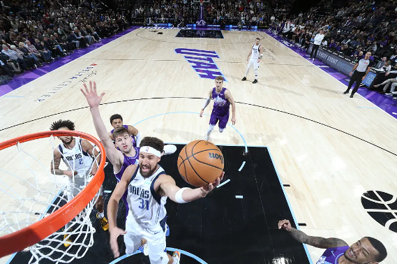 东契奇关键防守走神&空砍37+7 科林斯扣篮绝杀&送独行侠4连败