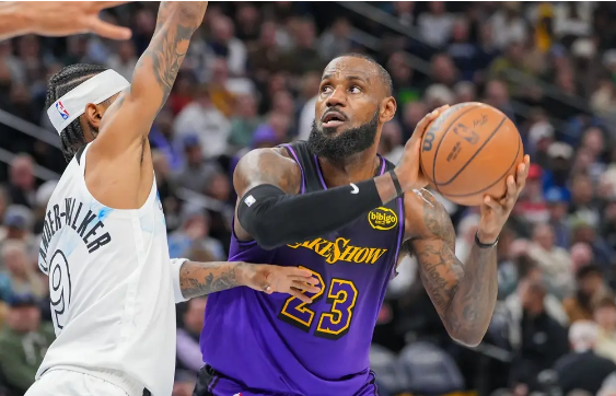 爱德华兹13中3仅8分 詹眉合计30中8 森林狼替补54分大胜湖人