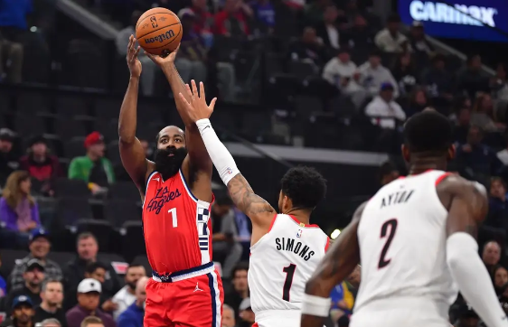 鲍威尔30分 哈登23+7 快船19记三分轻取开拓者