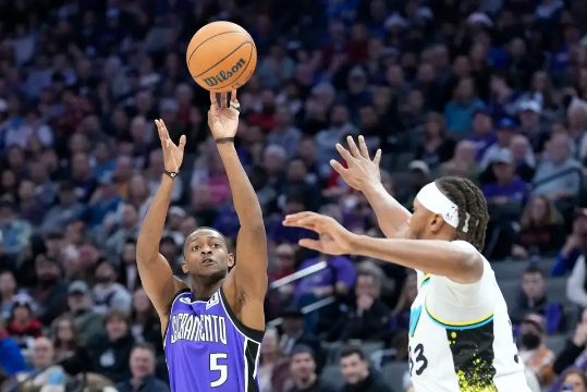 哈利伯顿14+8 西亚卡姆19+10 小萨17+21 步行者送国王4连败