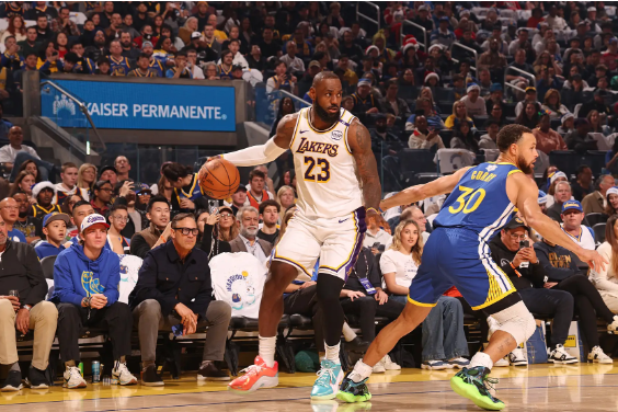 詹库双双30+ 里夫斯绝杀 浓眉伤退 湖人险胜勇士止圣诞3连败