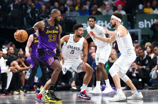 东欧缺阵 詹姆斯18+10+8 独行侠全员发挥擒湖人止5连败