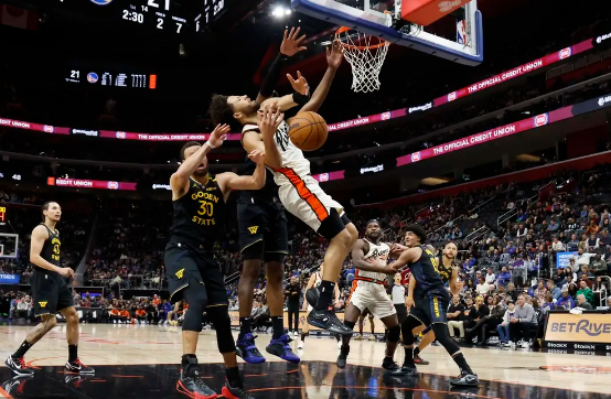 库里17+10+6 桑托斯13+5 康宁汉姆32+6+8 勇士终结活塞5连胜