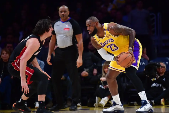 詹姆斯连拿7分收比赛 希罗34分 湖人3人20+力克热火止3连败