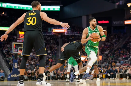 塔图姆22+9+7 库里18分 维金斯11中1 绿军40分大胜勇士