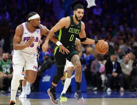 塔图姆35+7+11 杰伦-布朗21+10 马克西34+6 绿军26分逆转76人