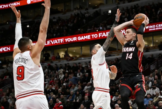 基迪24+7 布泽利斯10中10 希罗15中5 公牛末节逆转热火