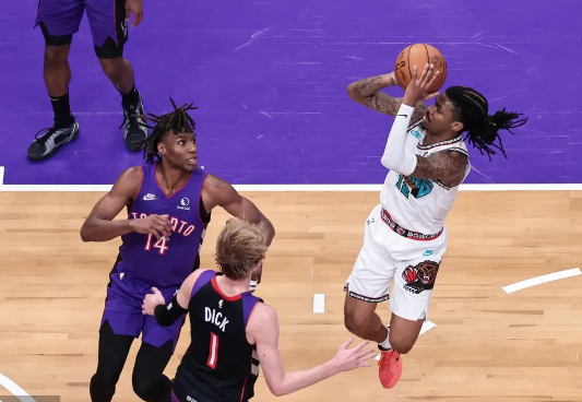 小杰克逊32+5 莫兰特26+5 灰熊25个前场板大胜猛龙近11战10胜