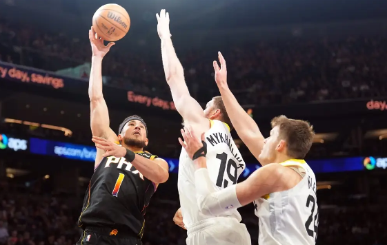 布克47+11马卡20分 阿伦关键三分太阳加时135-127胜爵士 布克47+11马卡20分 阿伦关键三分太阳加时135-127胜爵士