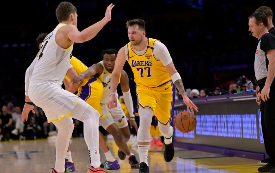 东契奇首秀14分老詹24+8 湖人132-113大胜爵士取6连胜