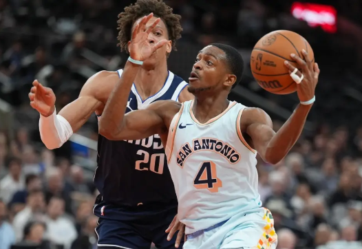 福克斯32+9+11 瓦塞尔16+10+6 马刺复仇独行侠止3连败