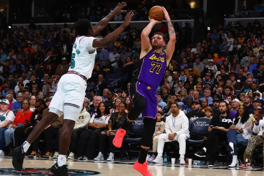 东詹里合砍85+21+25 莫兰特复出22+10 卡位战湖人力擒灰熊