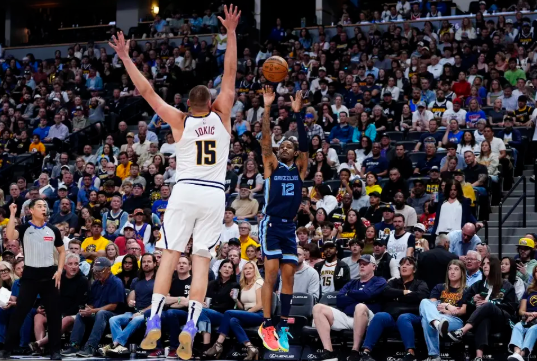 约基奇26+16+12 戈登33分 莫兰特21+6 掘金逆转灰熊守住第四