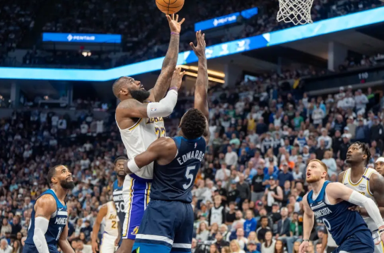 爱德华兹43分 东&詹合计空砍65分 湖人1-3被夺赛点命悬一线